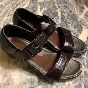 Naot 39 leather sandals